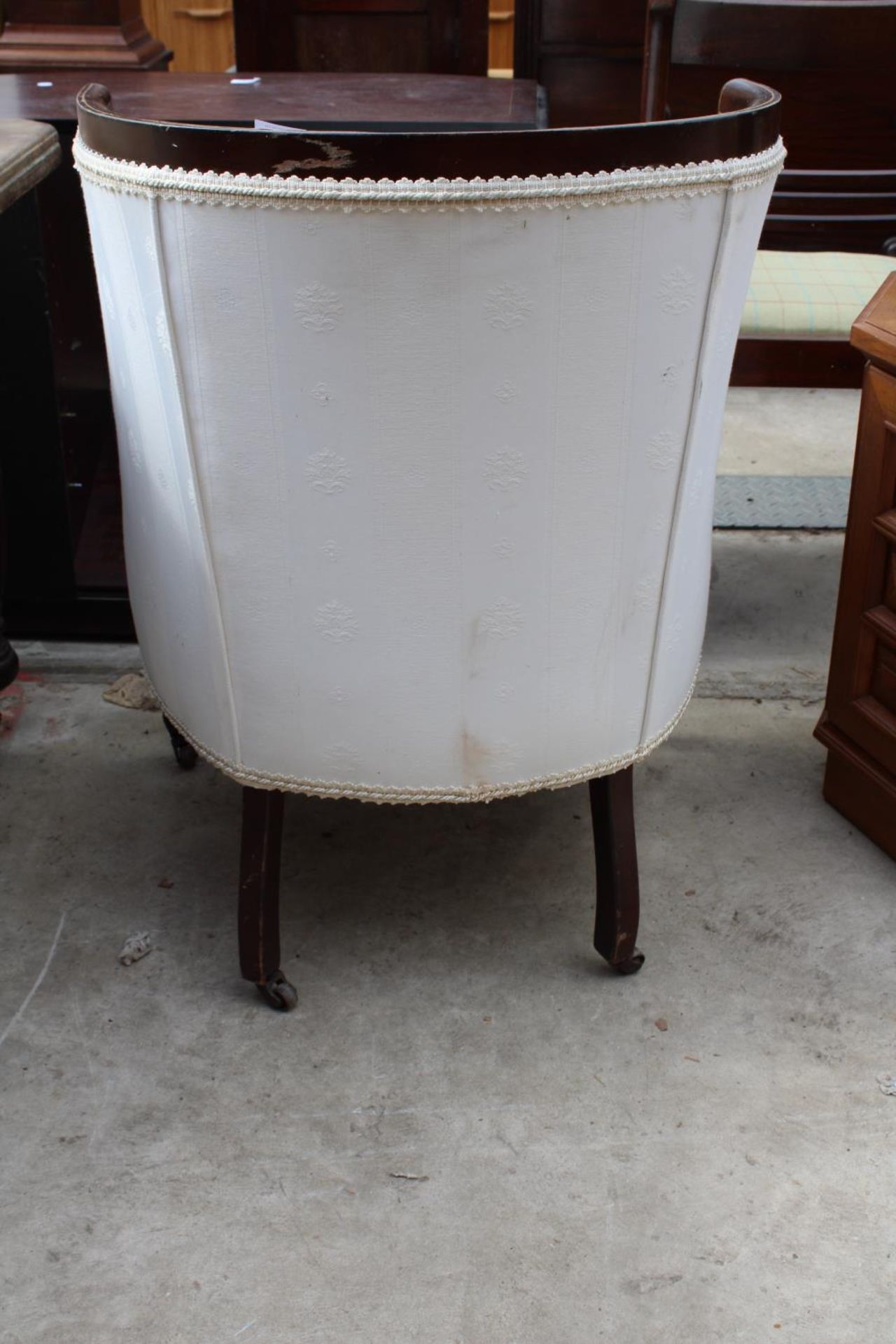 AN EDWARDIAN MAHOGANY AND INLAID UPHOLSTERED LOUNGE CHAIR - Image 3 of 3