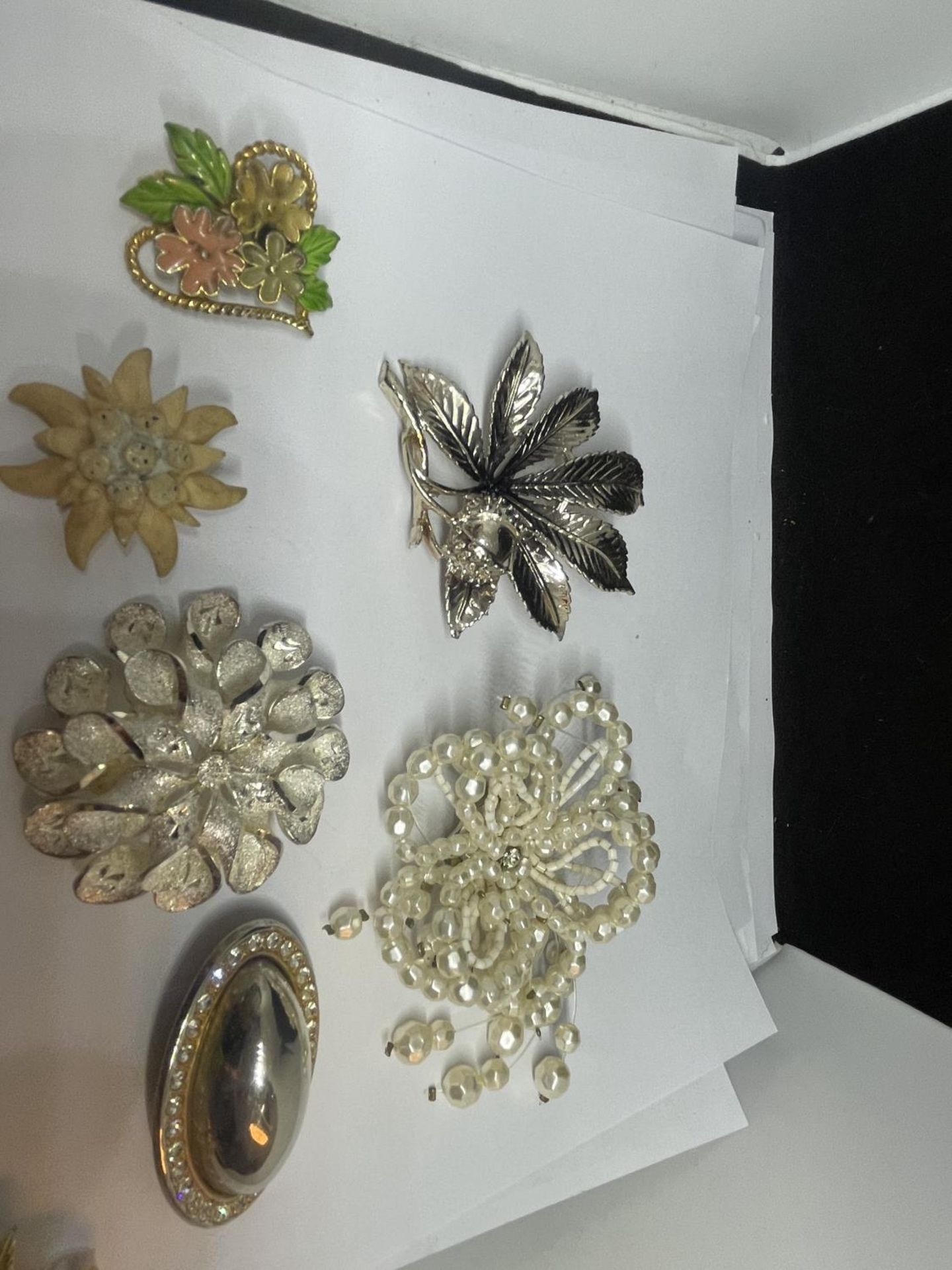 A QUANTITY OF BROOCHES - Image 2 of 3