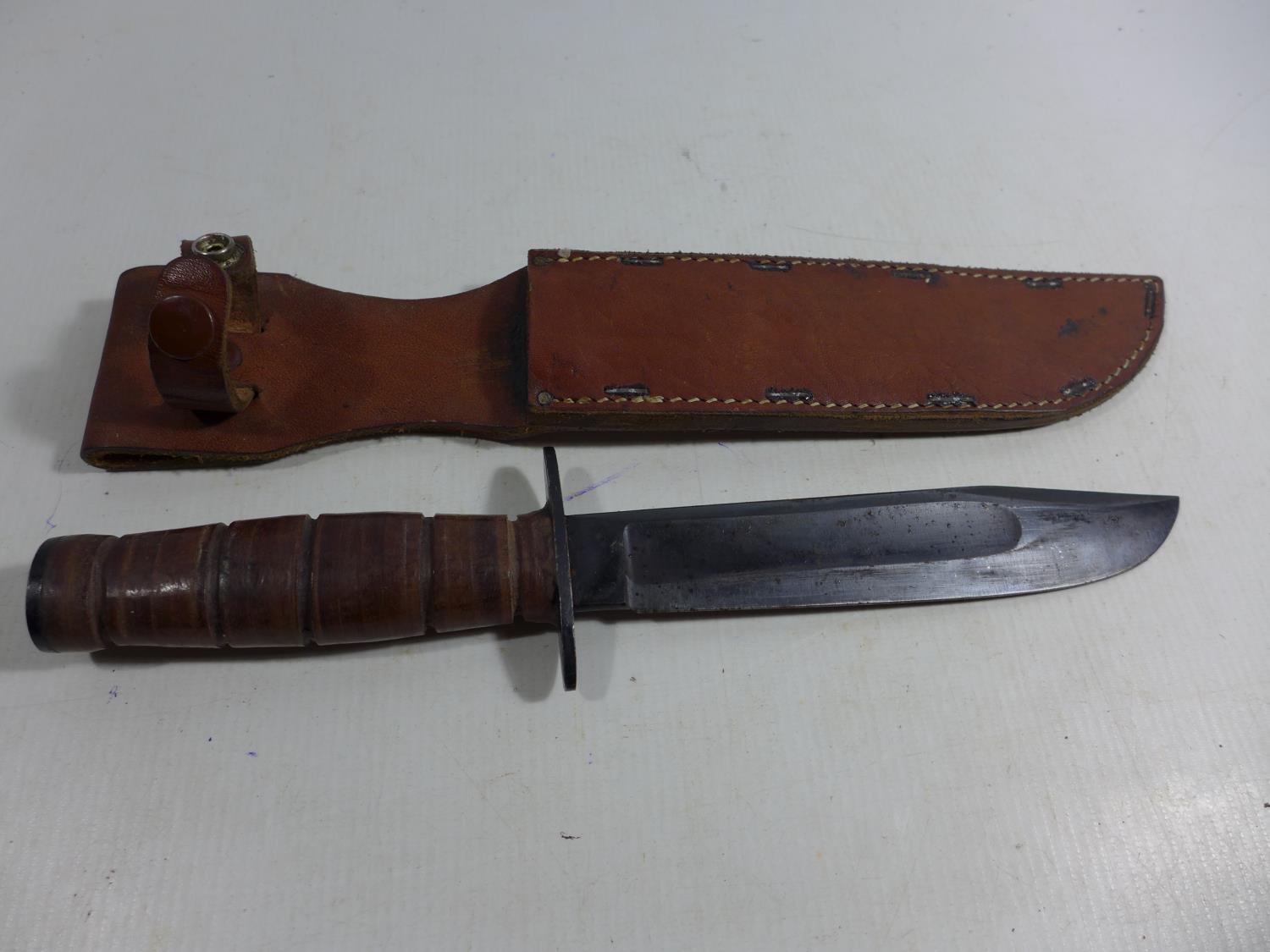 A VINTAGE BOWIE KNIFE AND LEATHER SCABBARD, 17CM BLADE, LENGTH 32CM