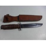 A VINTAGE BOWIE KNIFE AND LEATHER SCABBARD, 17CM BLADE, LENGTH 32CM