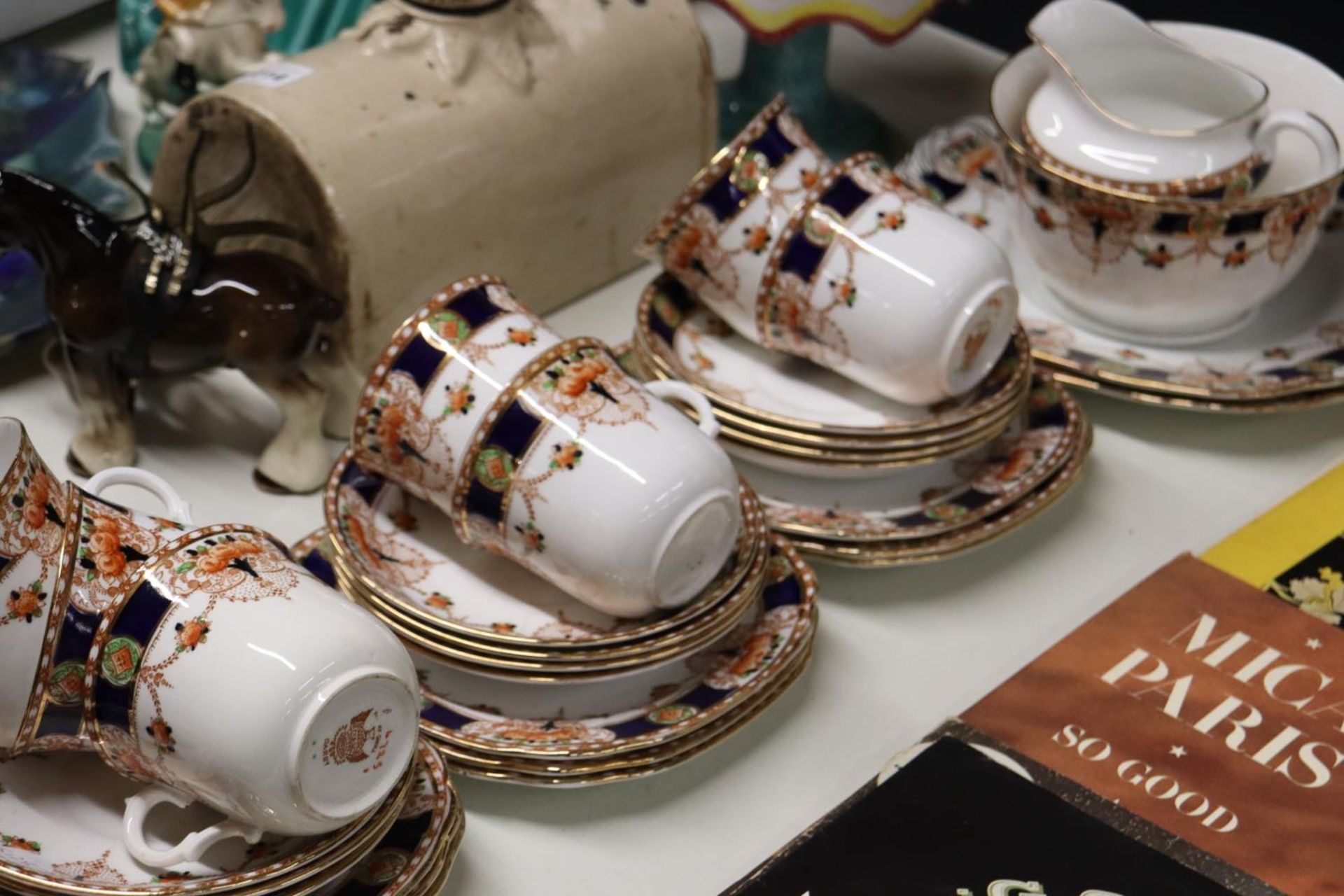 A VINTAGE CHINA TEASET TO INCLUDE CAKE PLATES, A SUGAR BOWL, CREAM JUG, CUPS, SAUCERS AND SIDE - Image 3 of 5