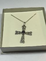 A SILVER CHAIN AND CRUCIFIX IN A PRESENTATION BOX