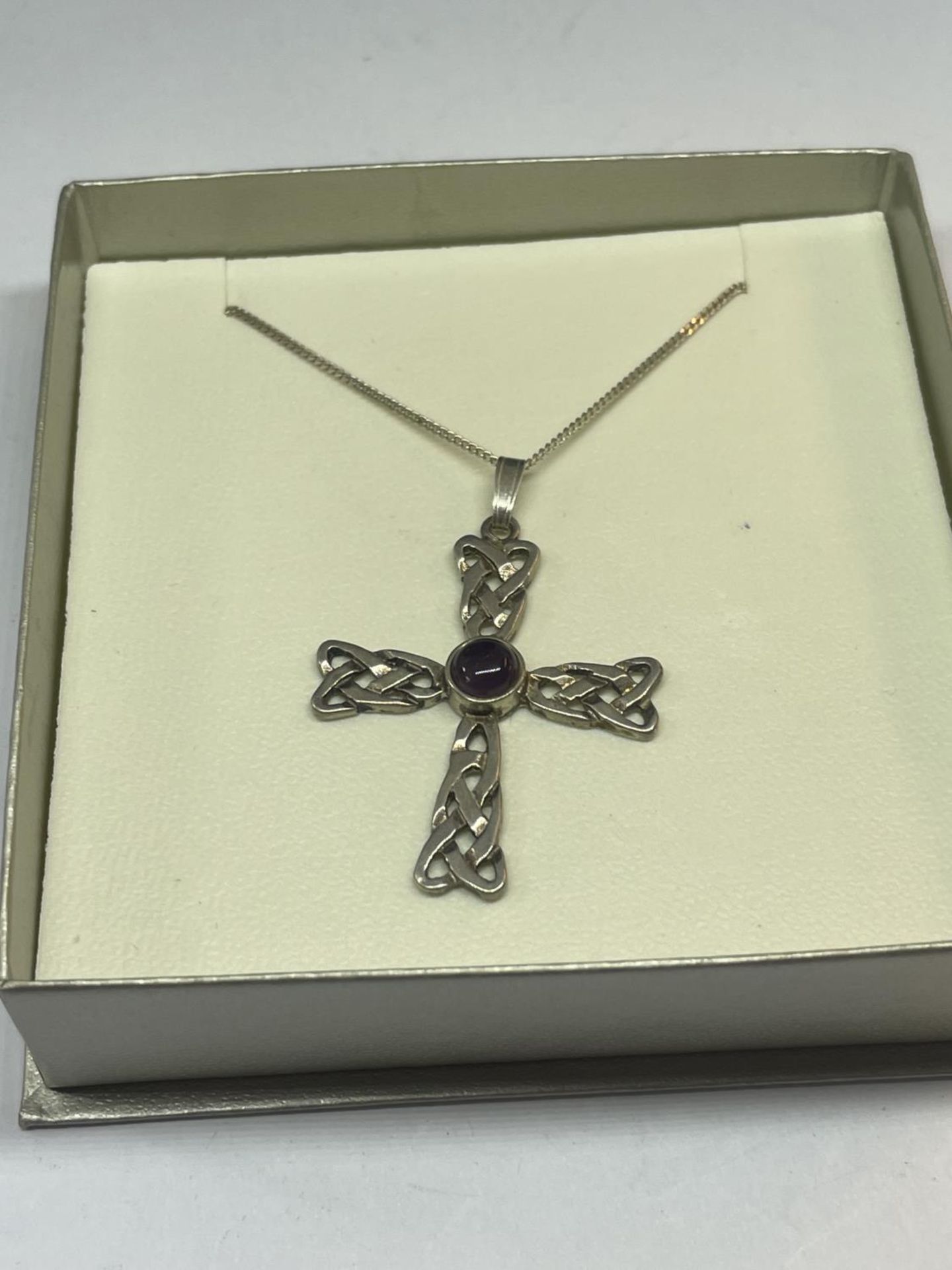 A SILVER CHAIN AND CRUCIFIX IN A PRESENTATION BOX