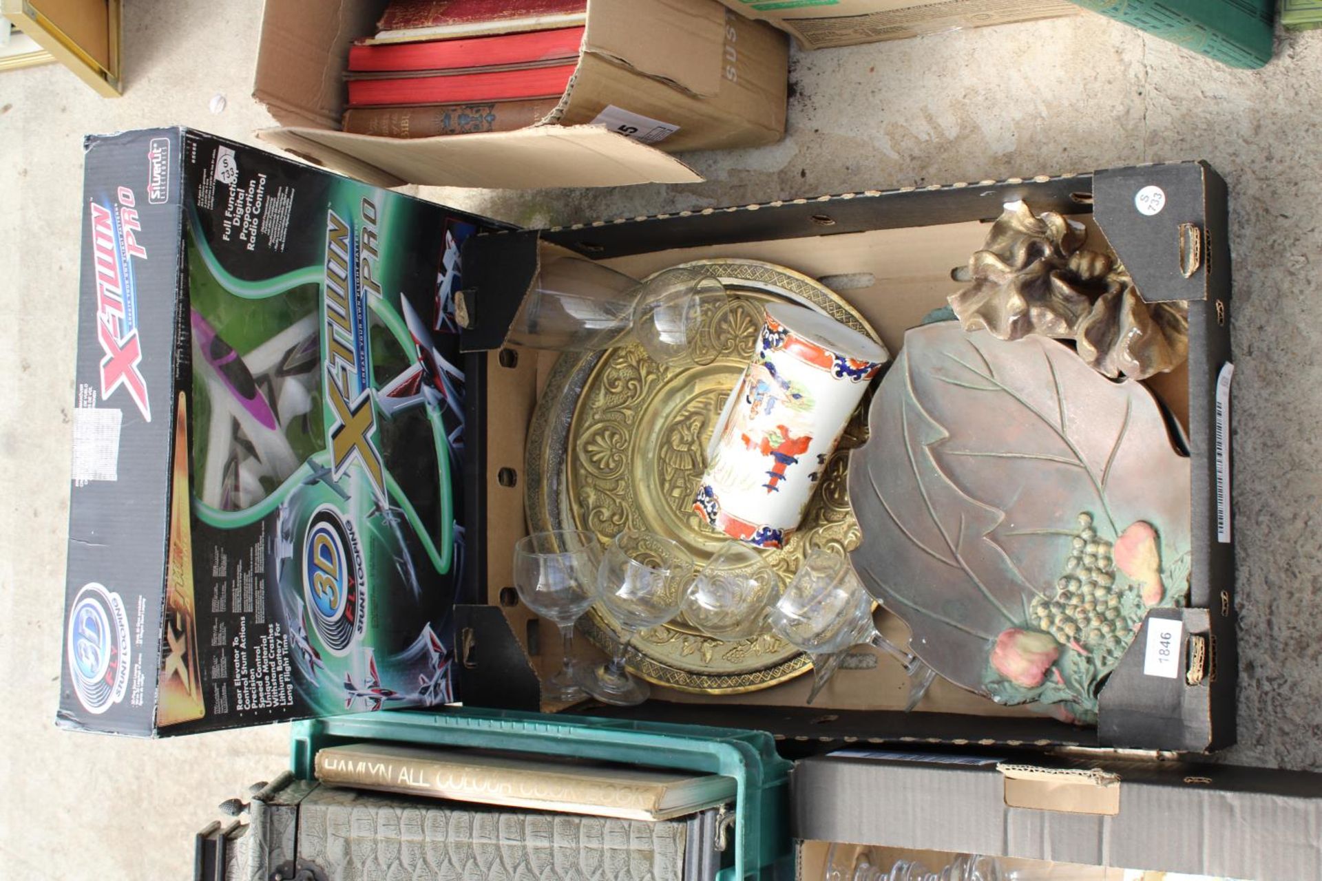 AN ASSORTMENT OF HOUSEHOLD ITEMS TO INCLUDE CERAMICS, GLASS WARE AND BRASS CHARGERS ETC - Image 2 of 4
