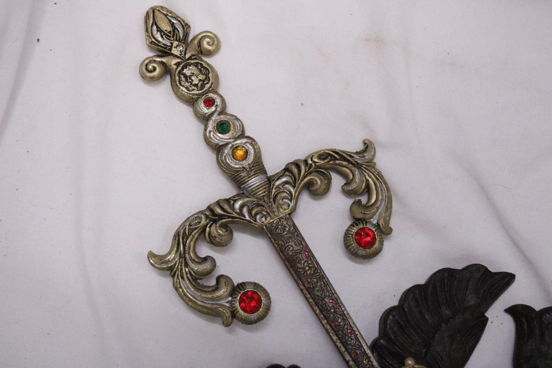 TWO VINTAGE SWORDS ON A CRESTED PLAQUE - Image 4 of 6