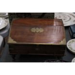 A VINTAGE STYLE MAHOGANY STATIONERY/JEWELLERY BOX ON FEET WITH BRASS CORNERS AND CARTOUCHE