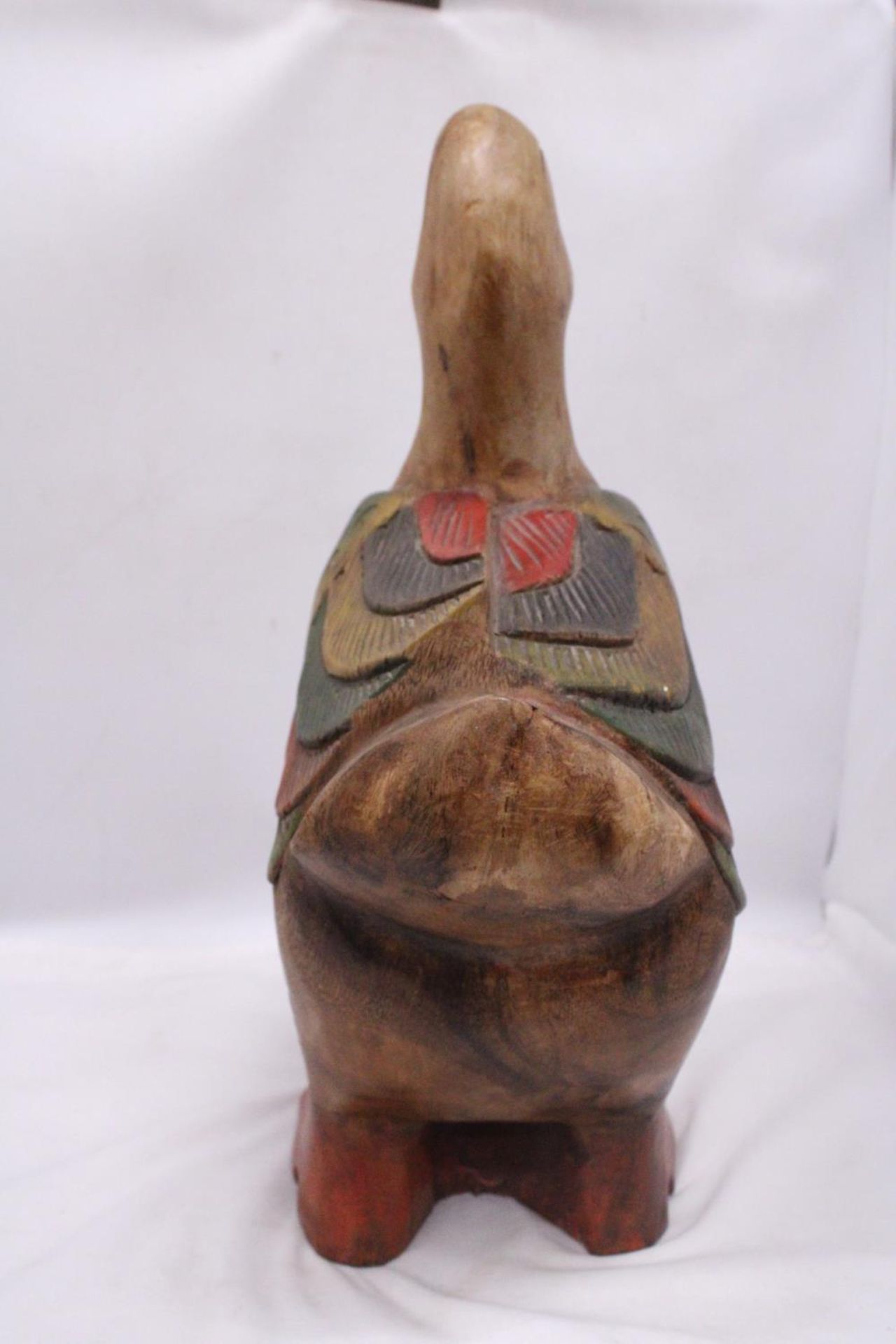 A LARGE SOLID WOODEN GOOSE AND EGG FIGURE, HEIGHT APPROX 46CM - Bild 4 aus 5