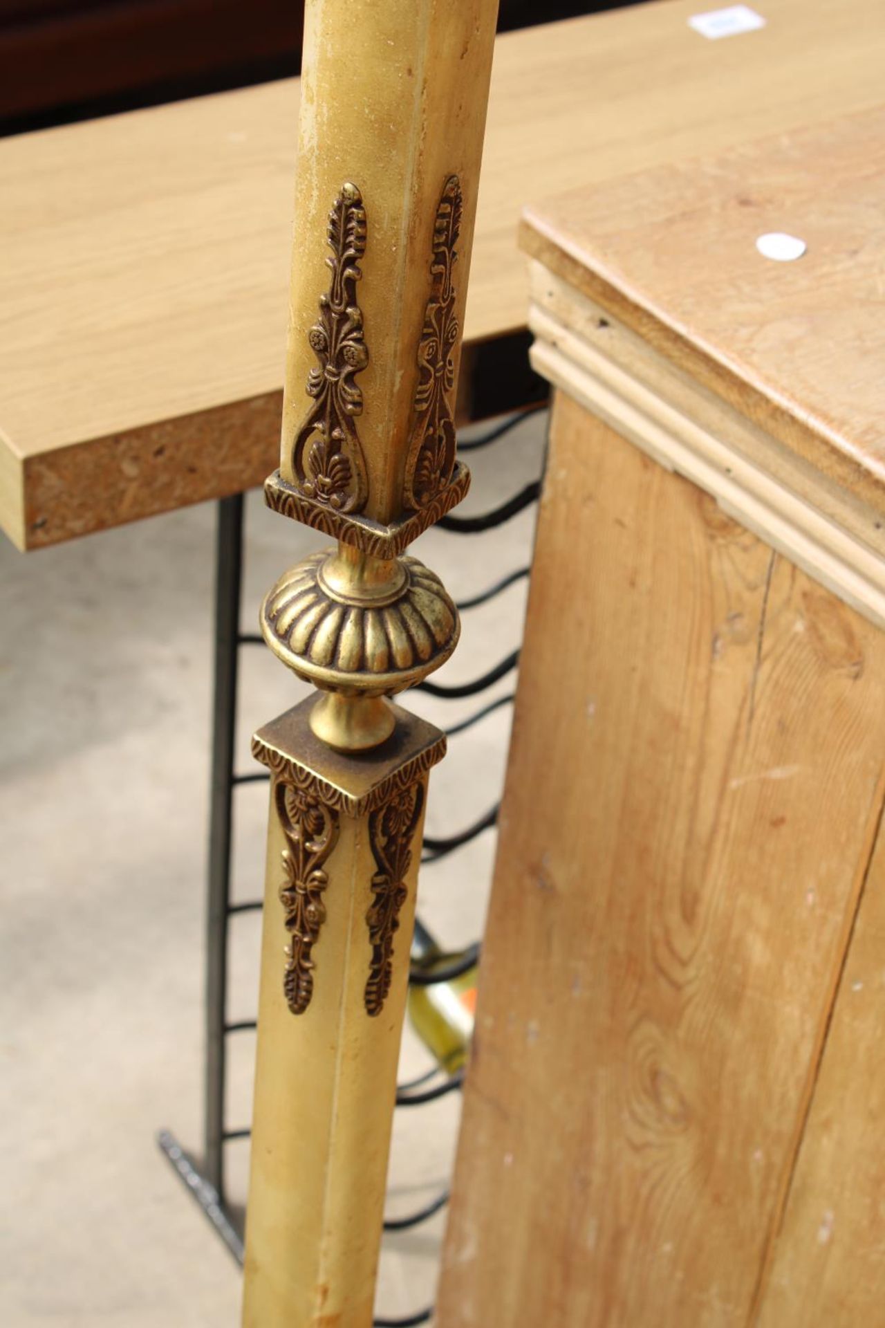 A MODERN ONYX AND BRASS STANDARD LAMP AND PEDESTAL BASE - Image 3 of 4