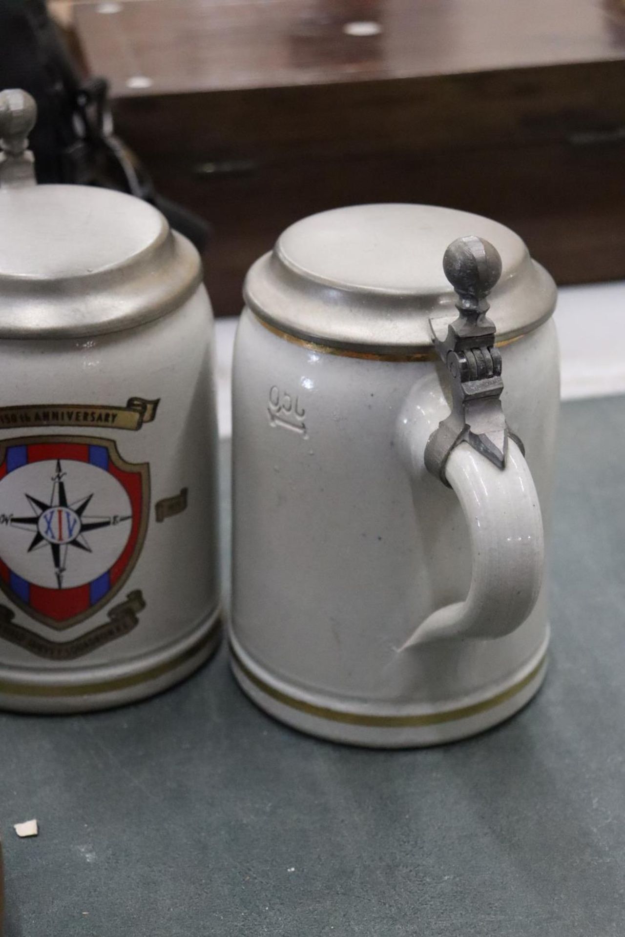 A PAIR OF STONEWARE PEWTER LIDDED MILITARY STEINS - 14 FIELD SURVEY SQUADRON RE - Image 5 of 6