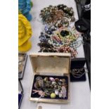 A MIXED LOT OF COSTUME JEWELLERY TO INCLUDE EARRINGS, NECKLACES ETC