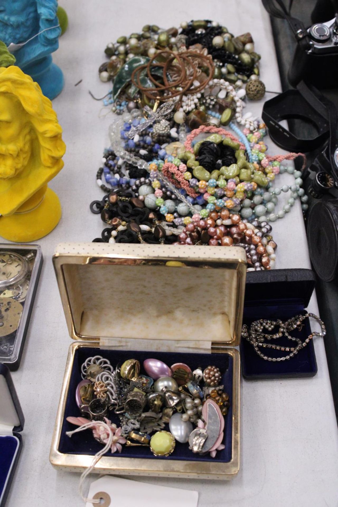 A MIXED LOT OF COSTUME JEWELLERY TO INCLUDE EARRINGS, NECKLACES ETC