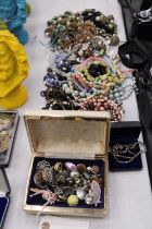 A MIXED LOT OF COSTUME JEWELLERY TO INCLUDE EARRINGS, NECKLACES ETC