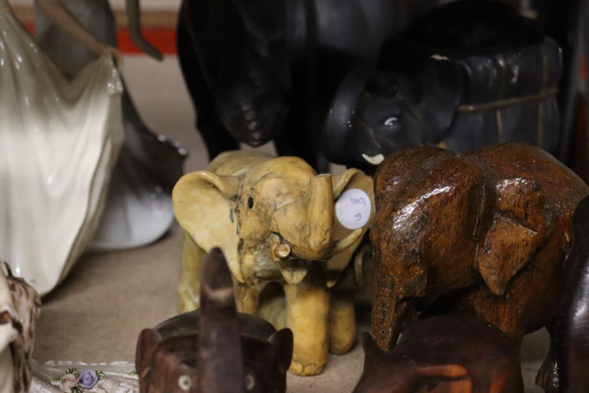 A COLLECTION OF ANIMAL FIGURES TO INCLUDE ELEPHANTS AND A RHINOCEROUS - Image 4 of 5
