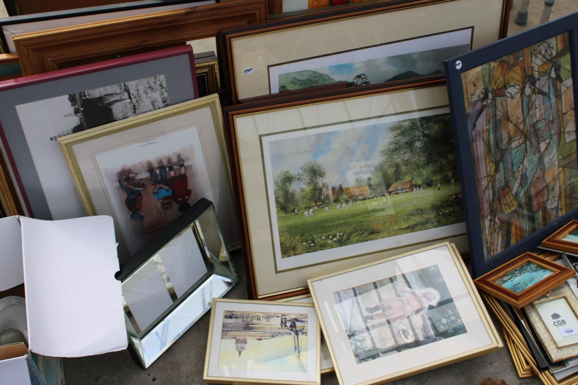 AN ASSORTMENT OF VARIOUS FRAMED PRINTS AND PICTURES - Image 3 of 3