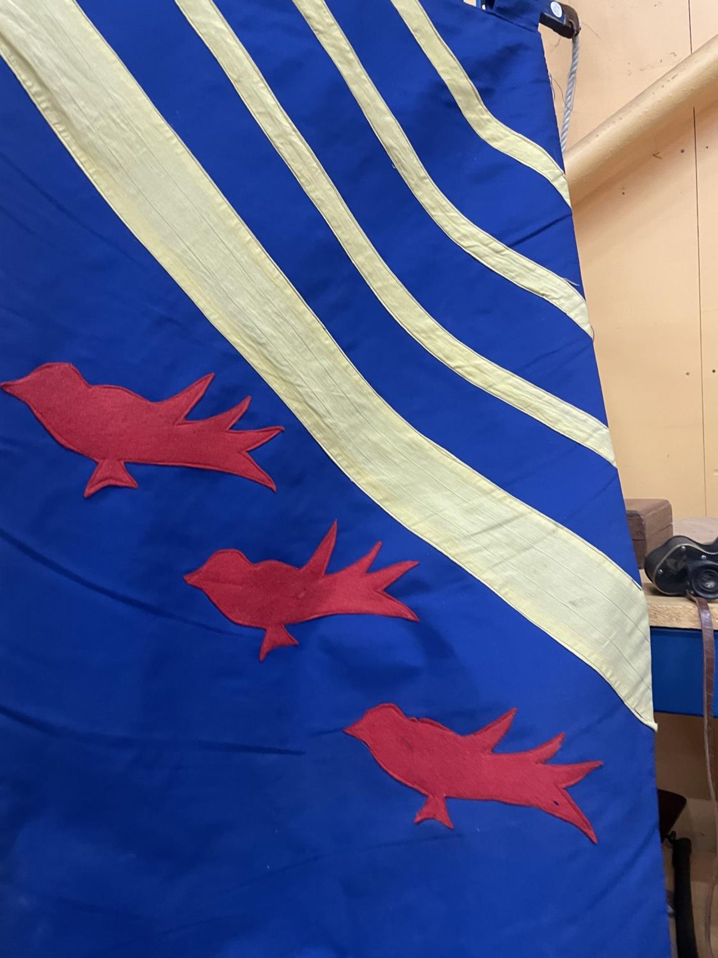 A LARGE HERALDIC BANNER, 135 X 57CM - Image 4 of 4