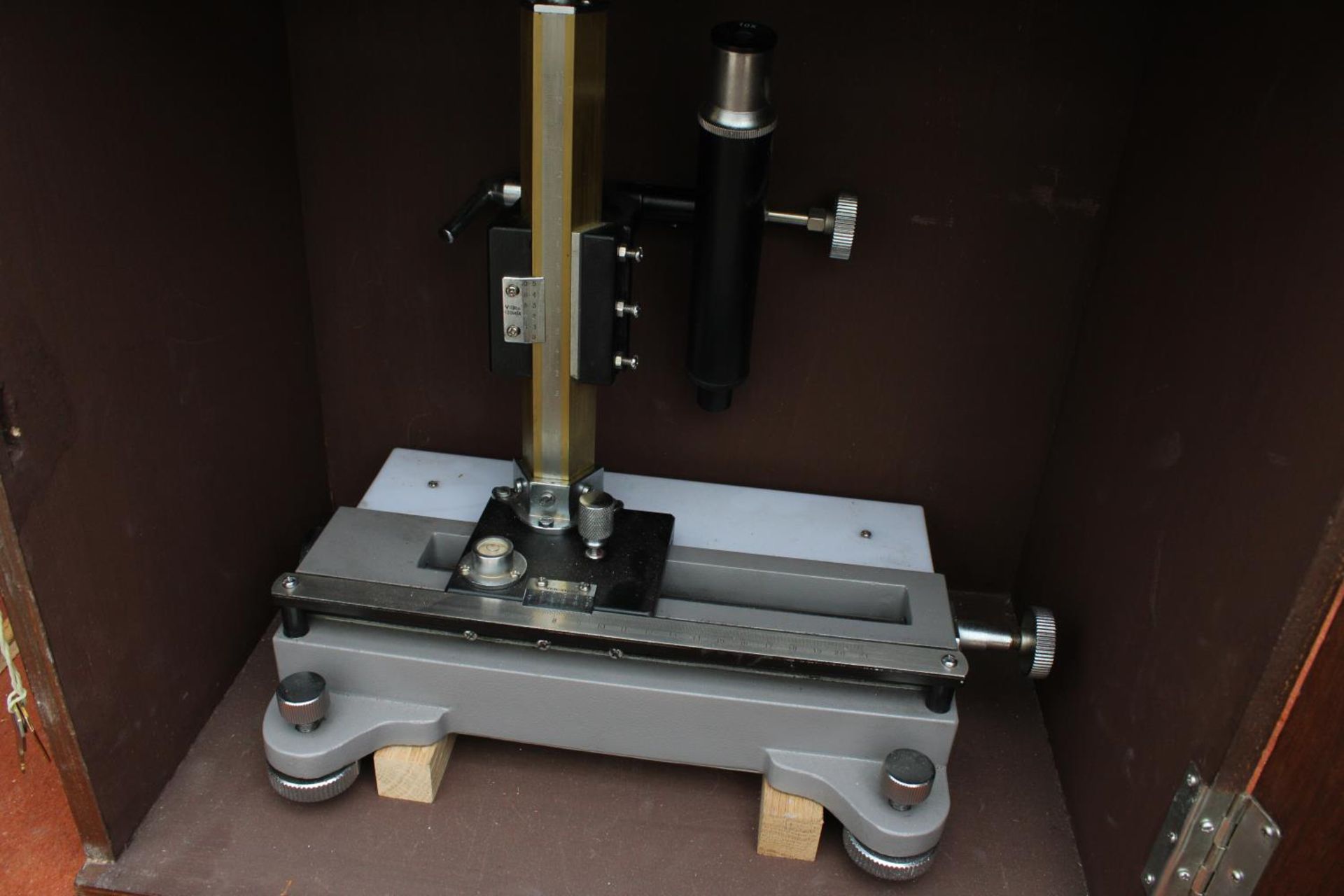A CASED ACADEMICAL MICROSCOPE COMPLETE WITH KEY FOR CASE - Bild 3 aus 5