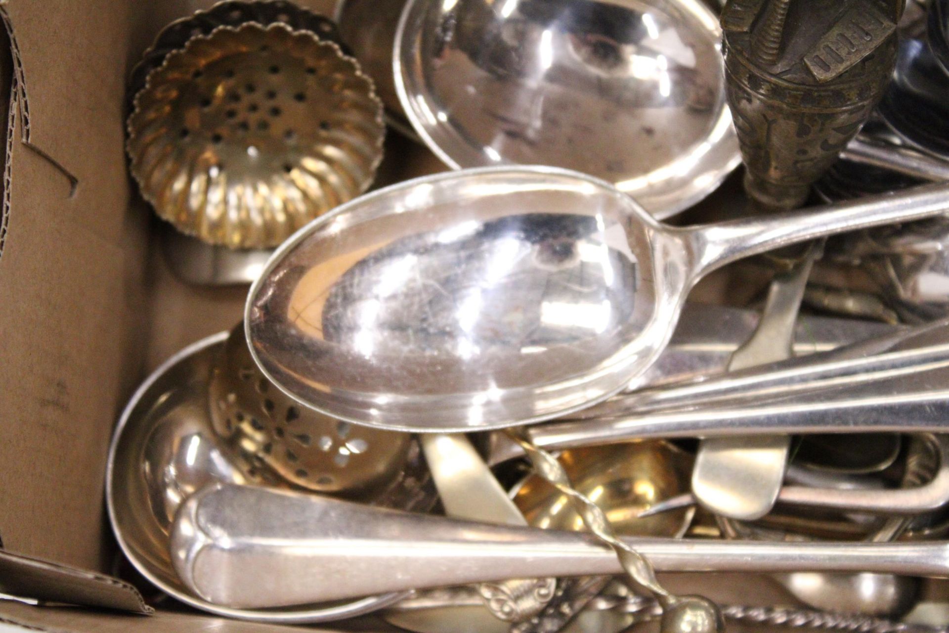 A QUANTITY OF VINTAGE FLATWARE TO INCLUDE LADELS, MUFFIN FORK, SUGAR SIFTERS, SPOONS, ETC - Image 5 of 5