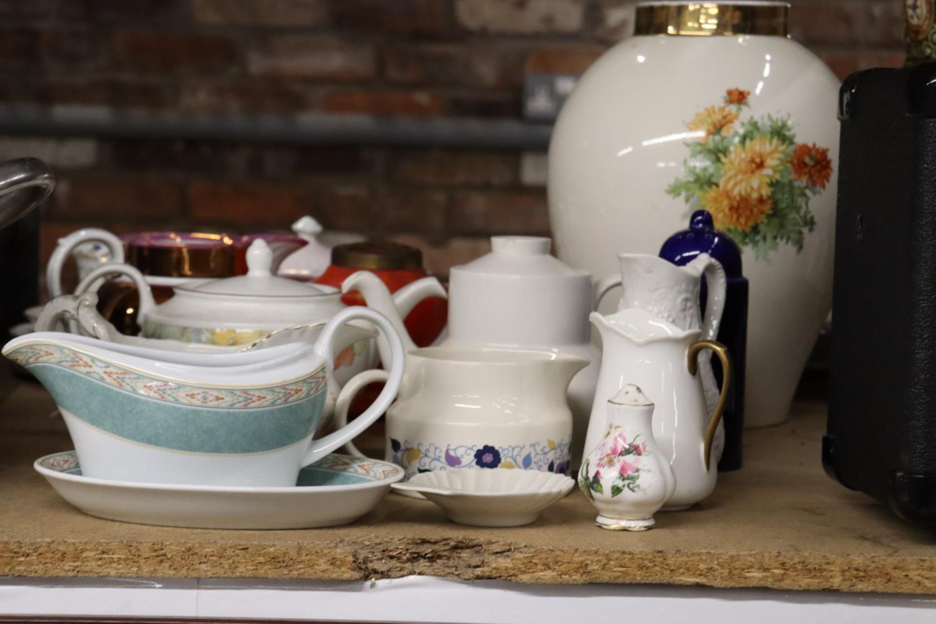 A QUANTITY OF CERAMIC ITEMS TO INCLUDE SAUCE BOATS, JUGS, TEAPOTS, ETC