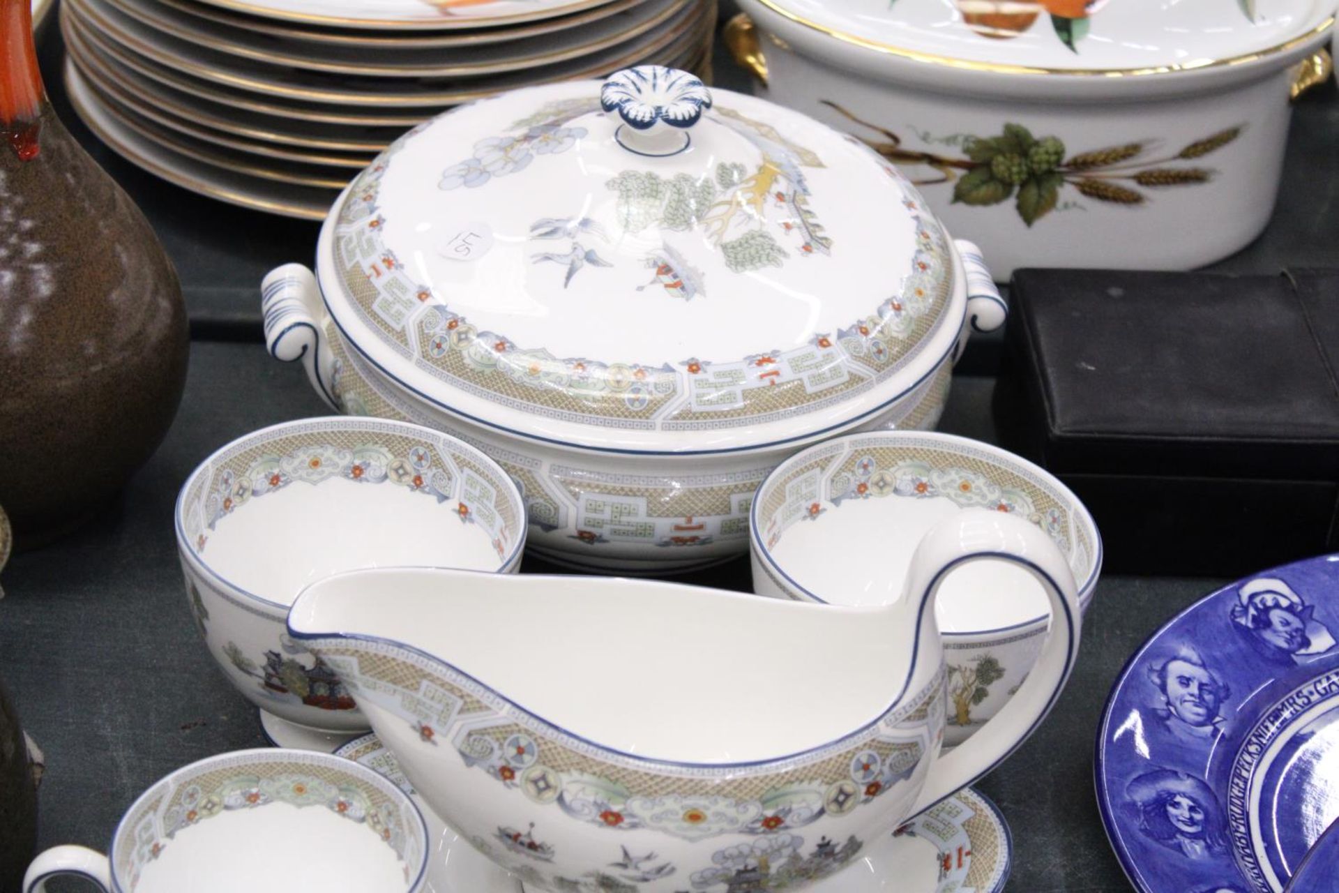 A PART ORIENTAL STYLE WEDGWOOD DINNER SERVICE TO INCLUDE A GRAVY JUG, CUP, PLATES ETC - Bild 2 aus 6