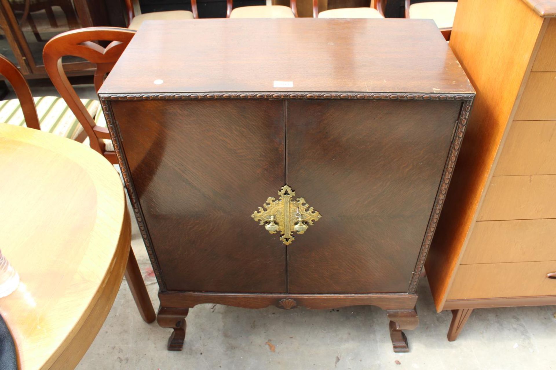 A MID 20TH CENTURY 2 DOOR CUPBOARD ON CABRIOLE LEGS, 30" WIDE