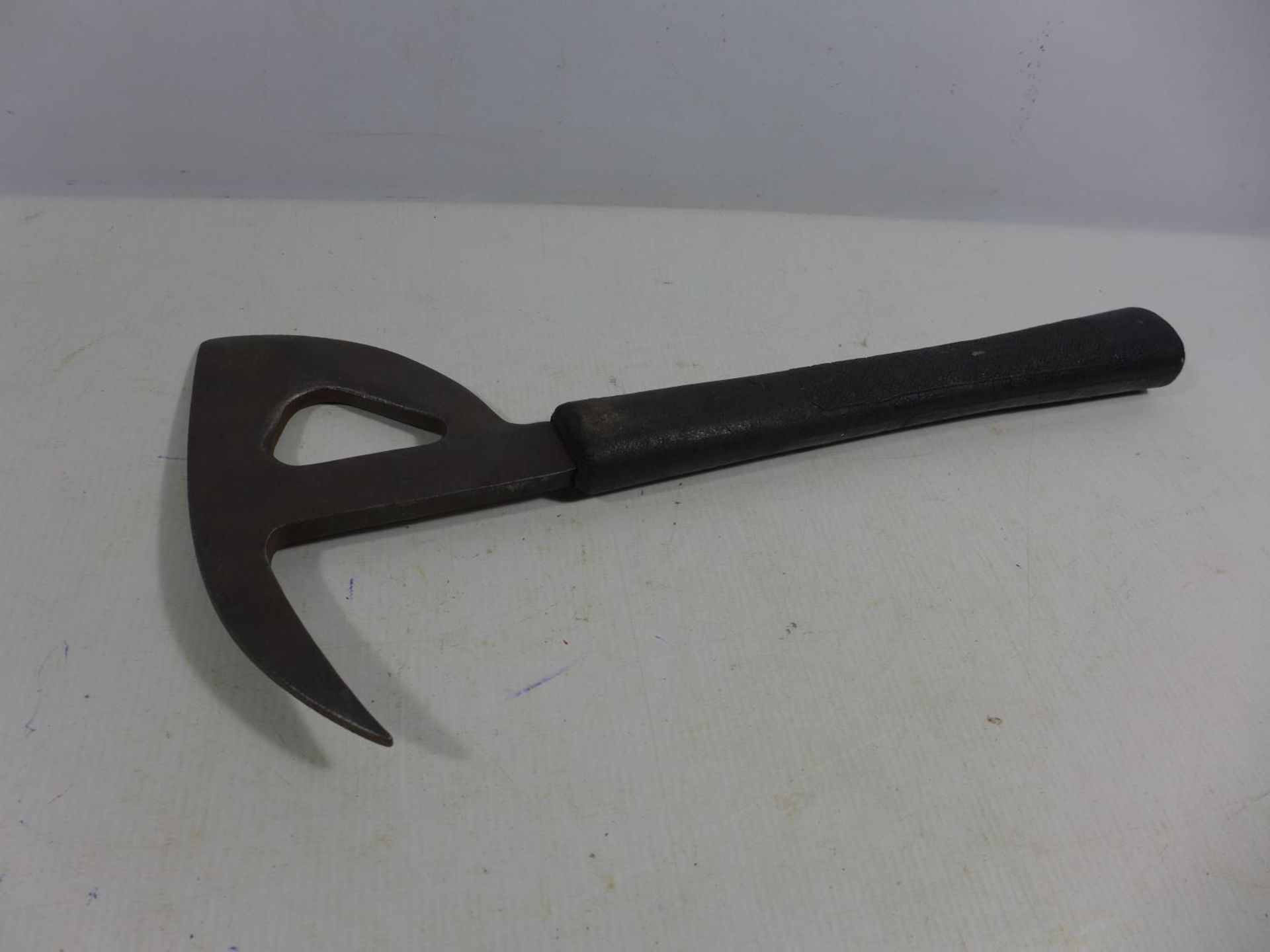 A WORLD WAR II AIR MINISTRY ESCAPE AXE, DATED 1939, LENGTH 40CM - Image 3 of 3