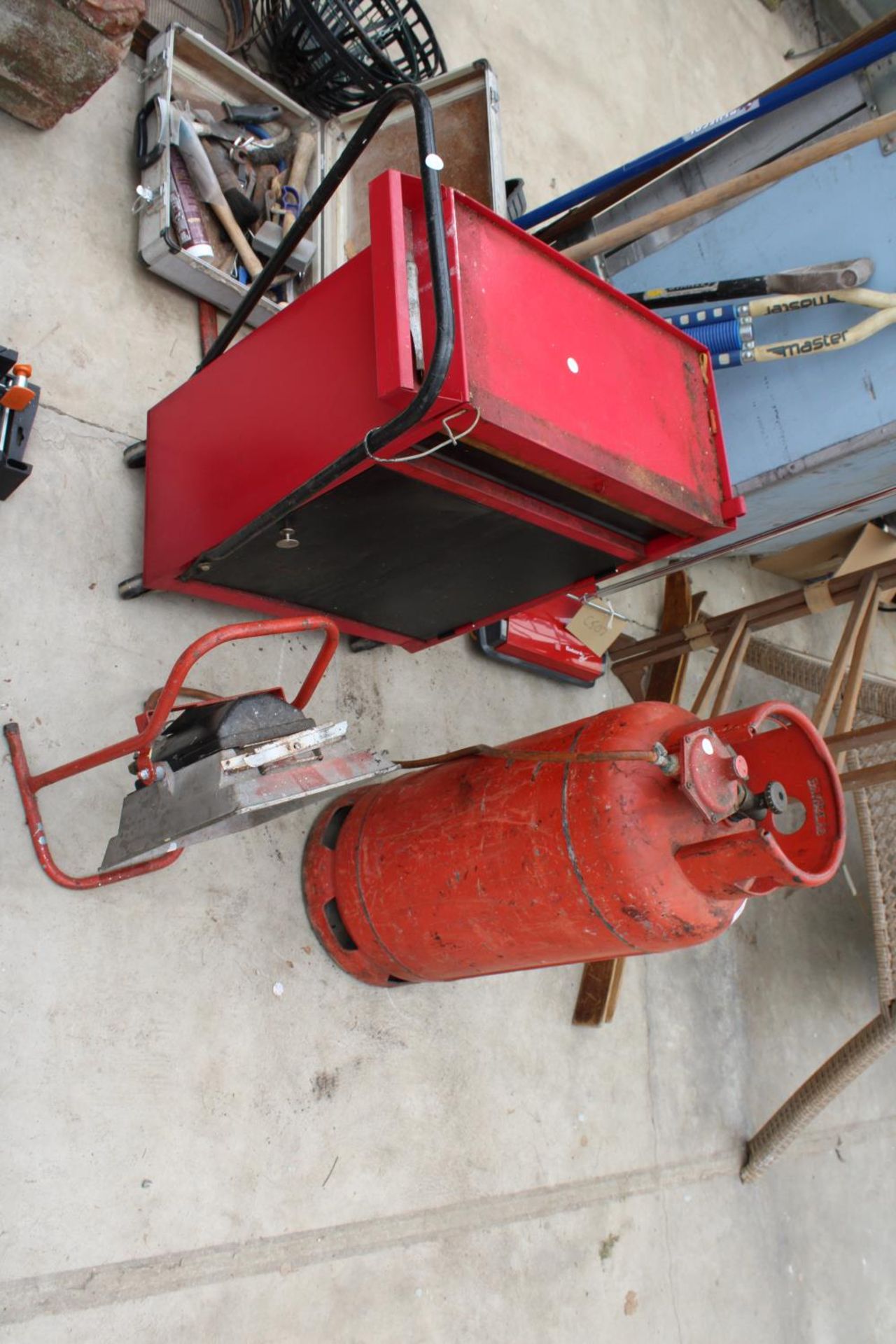 THREE ITEMS TO INCLUDE A GAS HEATER AND BOTTLE AND A WHEELED TOOL CHEST - Image 2 of 7