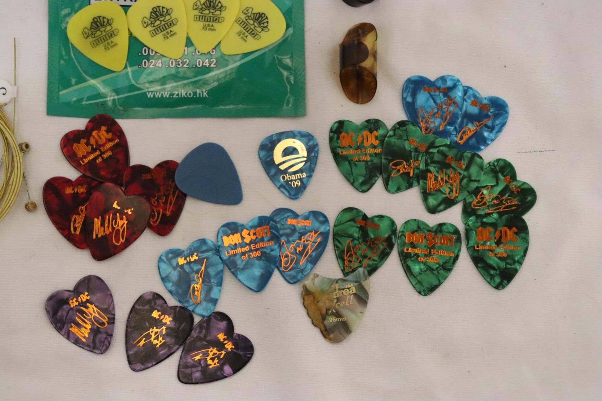 A QUANTITY OF ELECTRIC GUITAR STRINGS AND PLECTRUMS - Image 3 of 4