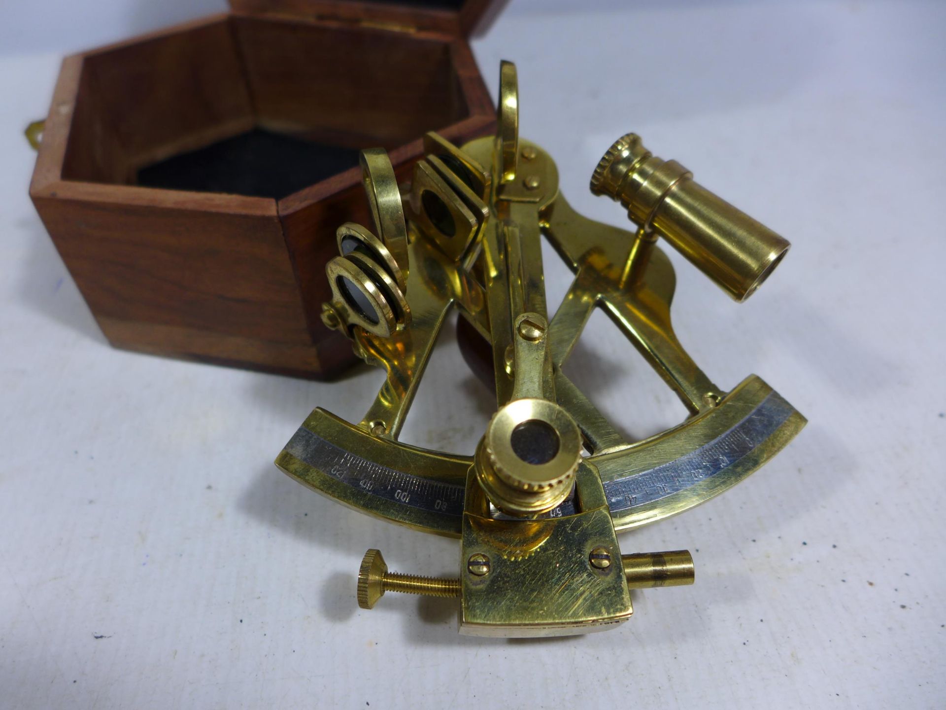 A CASED SMALL BRASS SEXTANT - Image 3 of 4