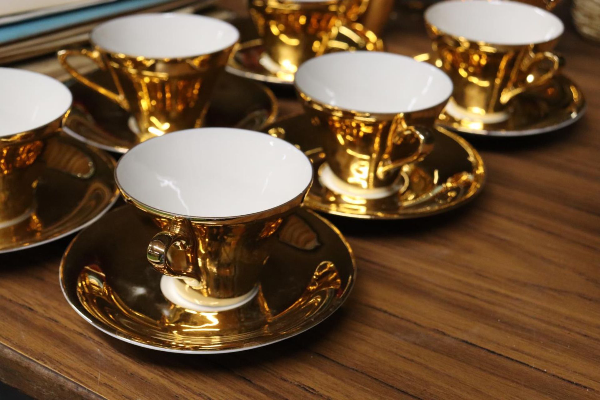 A GILT COLOURED COFFEE POT, SUGAR BOWL, CUPS AND SAUCERS, PLUS A VINTAGE SUDLOW'S TEAPOT AND A - Bild 5 aus 5