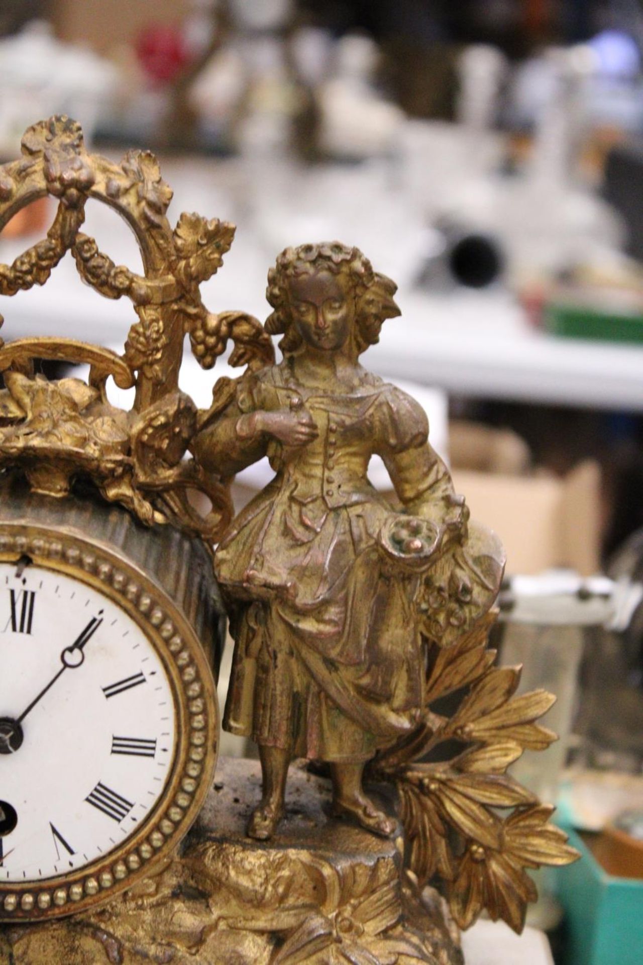 A LATE 19TH CENTURY, FRENCH, GILT MANTLE CLOCK, WITH FIGURE DESIGN - Image 6 of 6