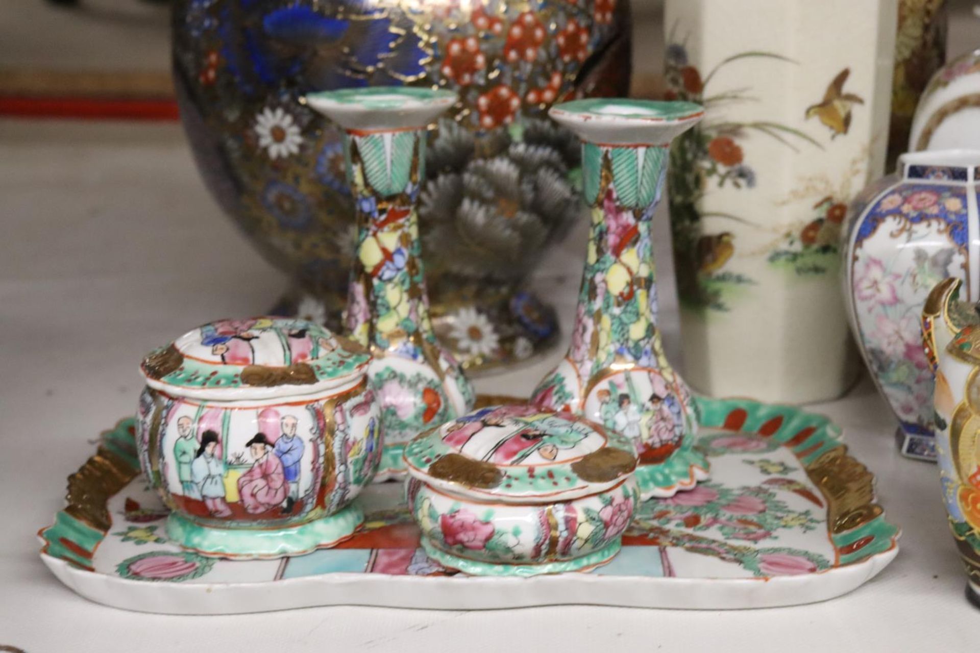 A QUANTITY OF ORIENTAL CERAMICS TO INCLUDE A HAND PAINTED VASE, CANDLE STICKS, TRINKET BOXES, ETC - Image 2 of 8