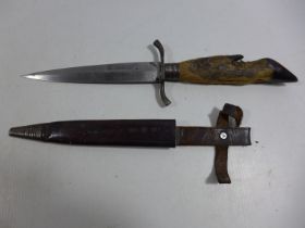 A WORLD WAR I IMPERIAL GERMAN DAGGER AND LEATHER SCABBARD, 15.5CM BLADE STAMPED E.V.D STEINEN & CO