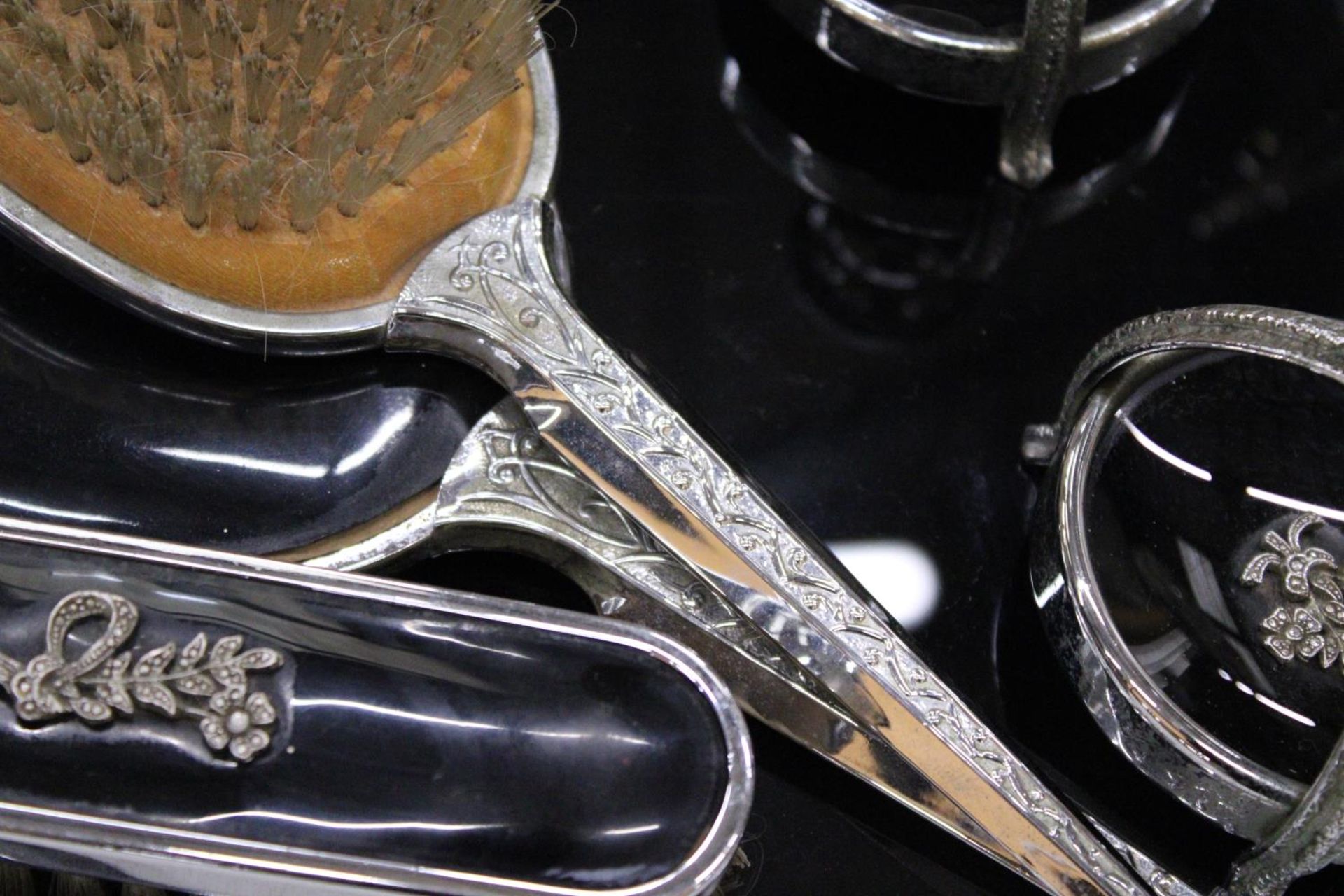 A VINTAGE BLACK DRESSING TABLE VANITY SET TO INCLUDE A HAND MIRROR, TWO BRUSHES AND TRAY - PLUS - Image 4 of 5