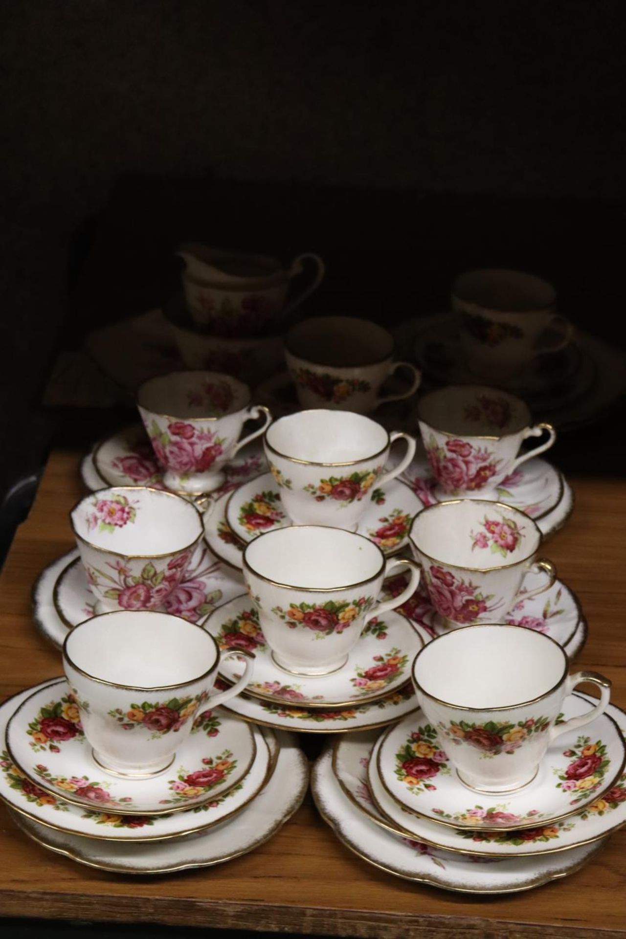 A COLLECTION OF VINTAGE CHINA TRIOS TO INCLUDE FENTON AND ROSLYN, PLUS CAKE PLATES, A CREAM JUG