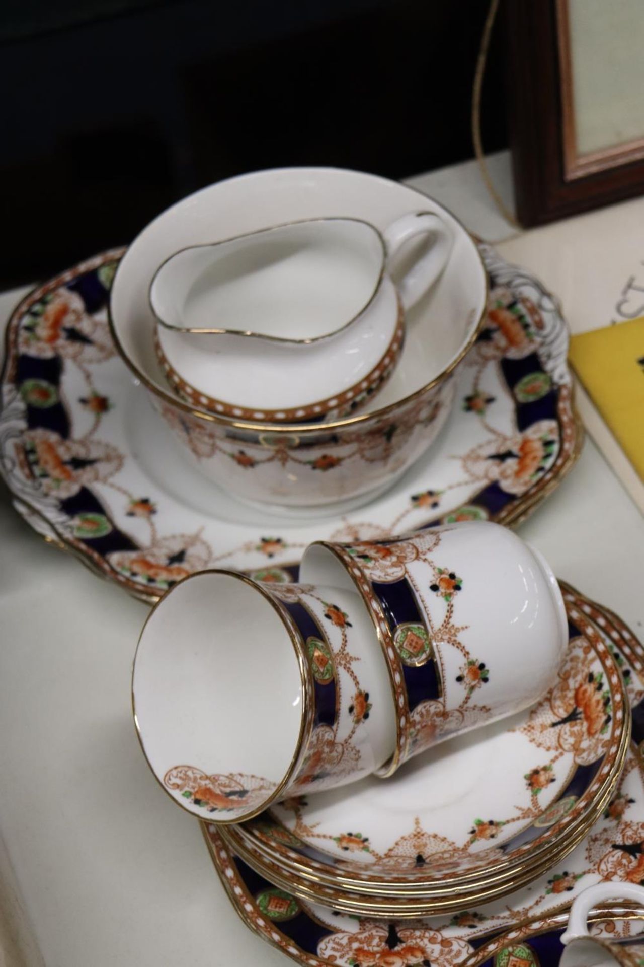 A VINTAGE CHINA TEASET TO INCLUDE CAKE PLATES, A SUGAR BOWL, CREAM JUG, CUPS, SAUCERS AND SIDE - Image 5 of 5