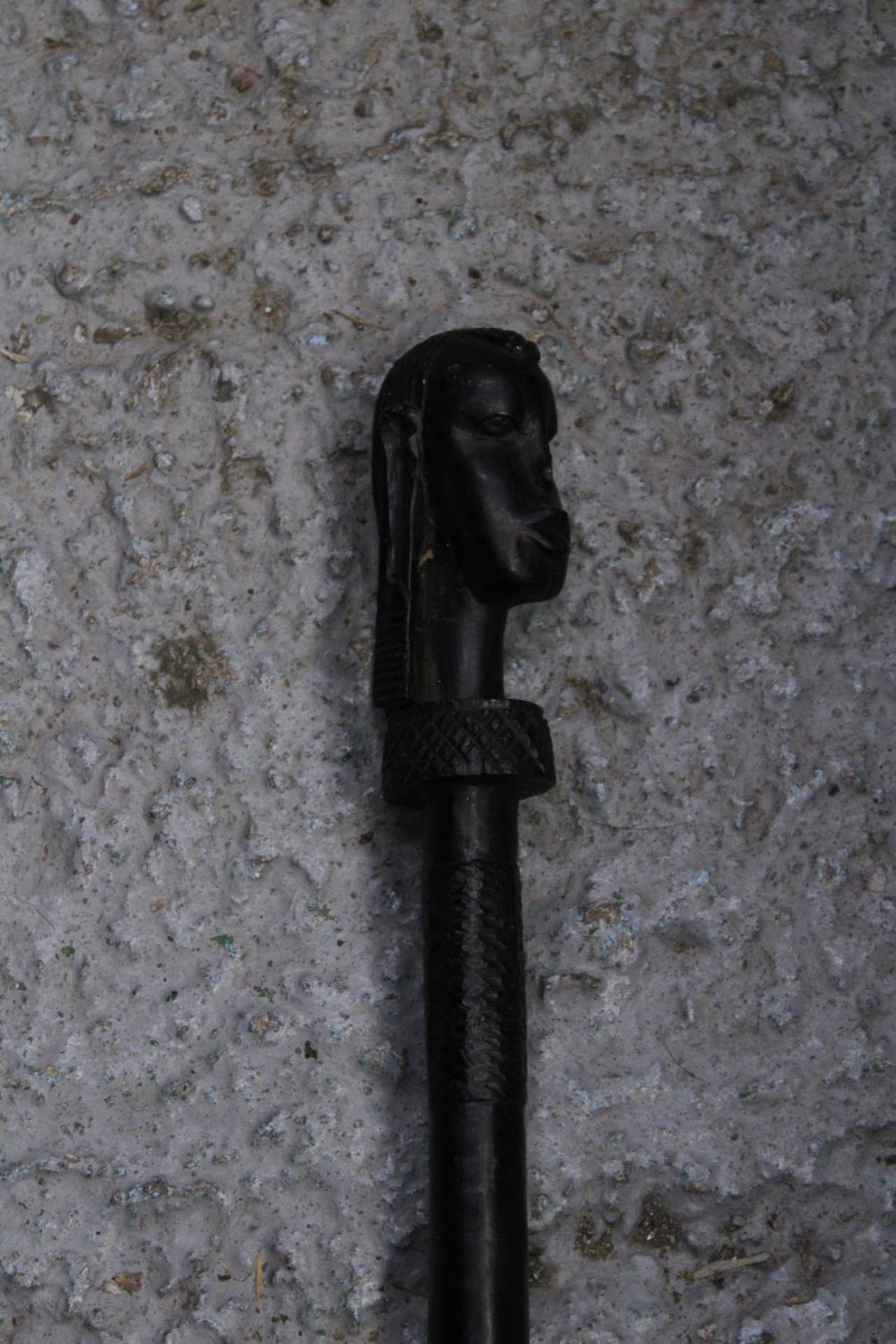 AN ETHNIC AFRICAN BLACK WOODEN SPEAR - WITH CARVED HEAD DECORATION TO THE TOP - Image 2 of 6