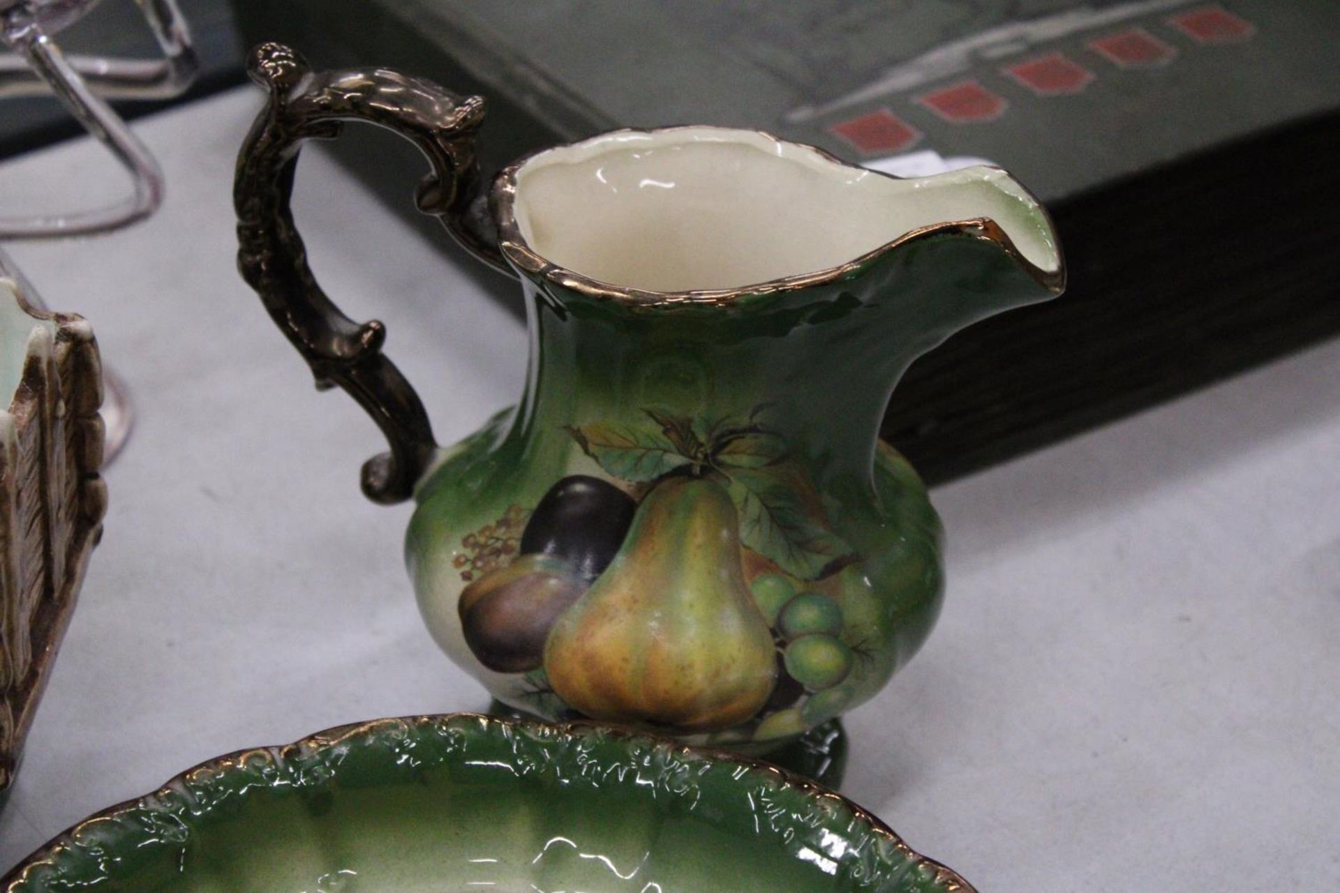 A VINTAGE GREEN MARY GREGORY JUG - A/F, A PIECE OF ART GLASS, CERAMIC DONKEY AND CART PLUS A FRUIT - Image 3 of 5