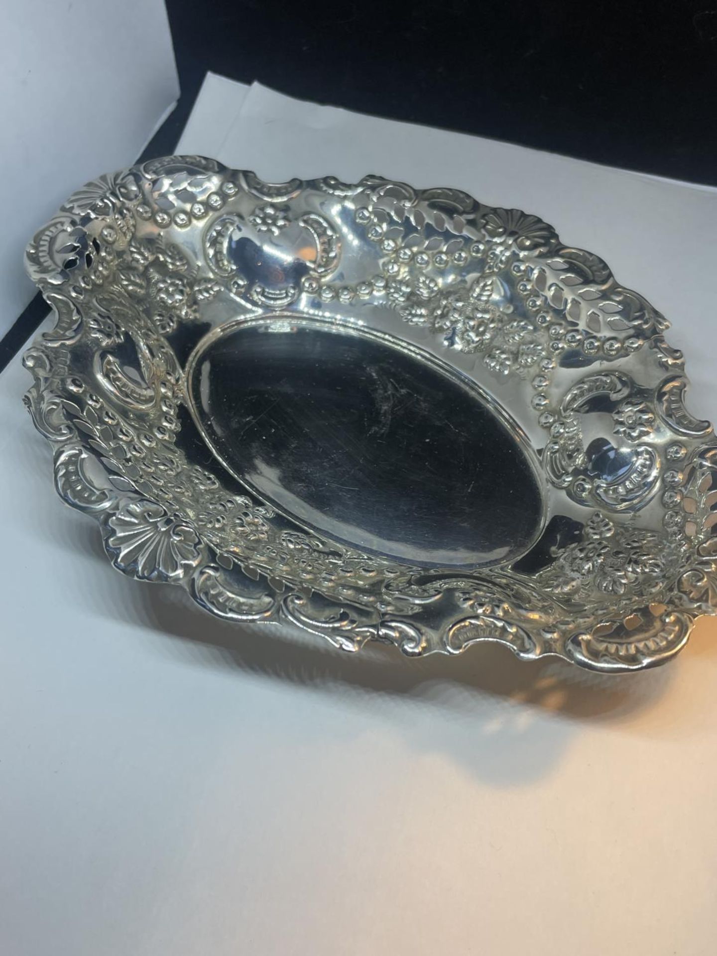 A DECORATIVE HALLMARKED SHEFFIELD SILVER DISH GROSS WEIGHT 124 GRAMS - Image 2 of 5