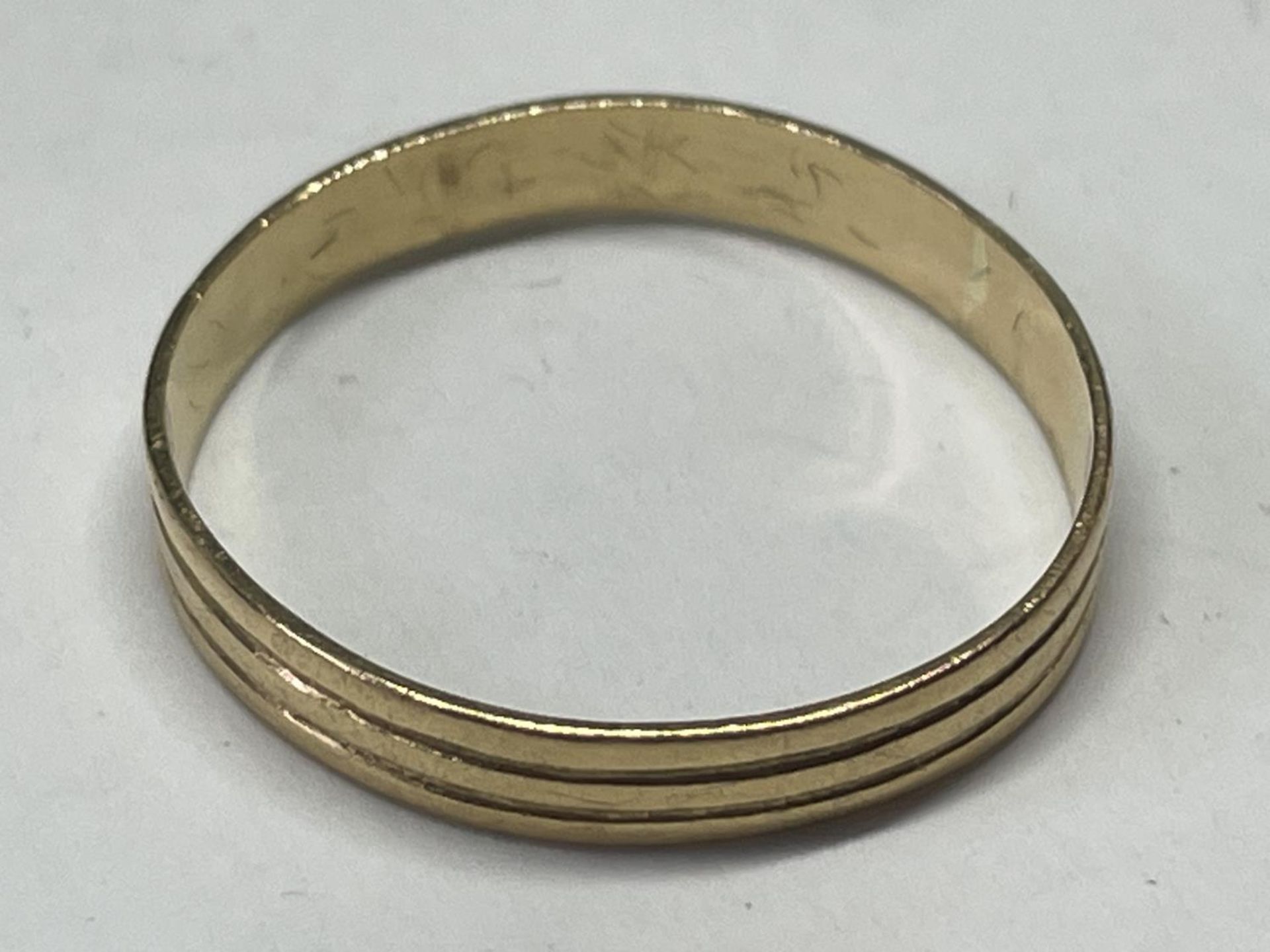 A TESTED TO 9 CARAT GOLD WEDDING BAND SIZE R IN A PRESENTATION BOX - Bild 2 aus 3