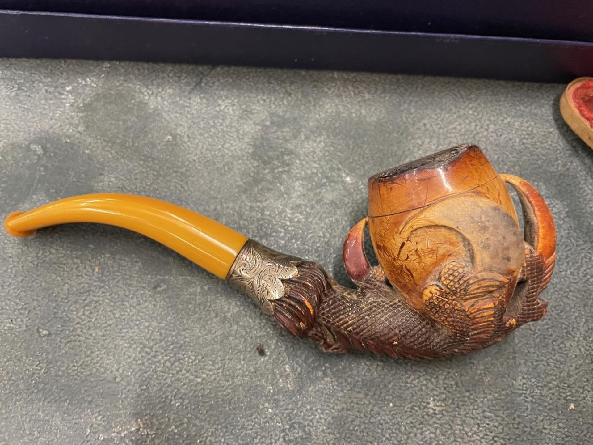 TWO MEERSCHAUM PIPES ONE WITH A CONTINENTAL SILVER COLLAR WITH CASE AND A FURTHER EXAMPLE - Bild 2 aus 5