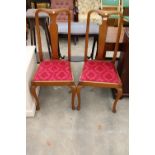 A PAIR OF MID 20TH CENTURY QUEEN ANNE STYLE DINING CHAIRS