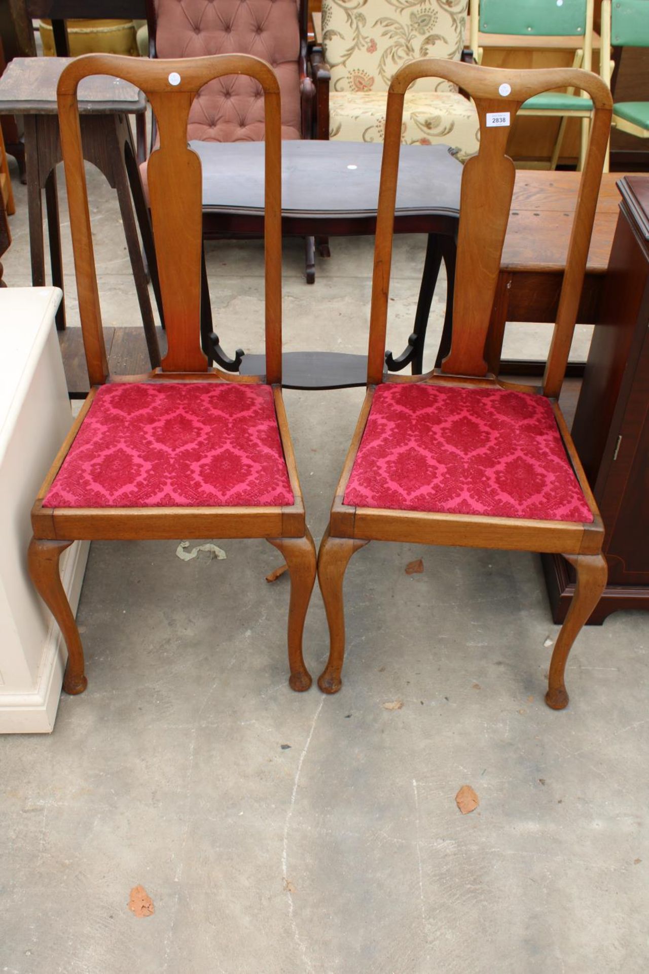 A PAIR OF MID 20TH CENTURY QUEEN ANNE STYLE DINING CHAIRS