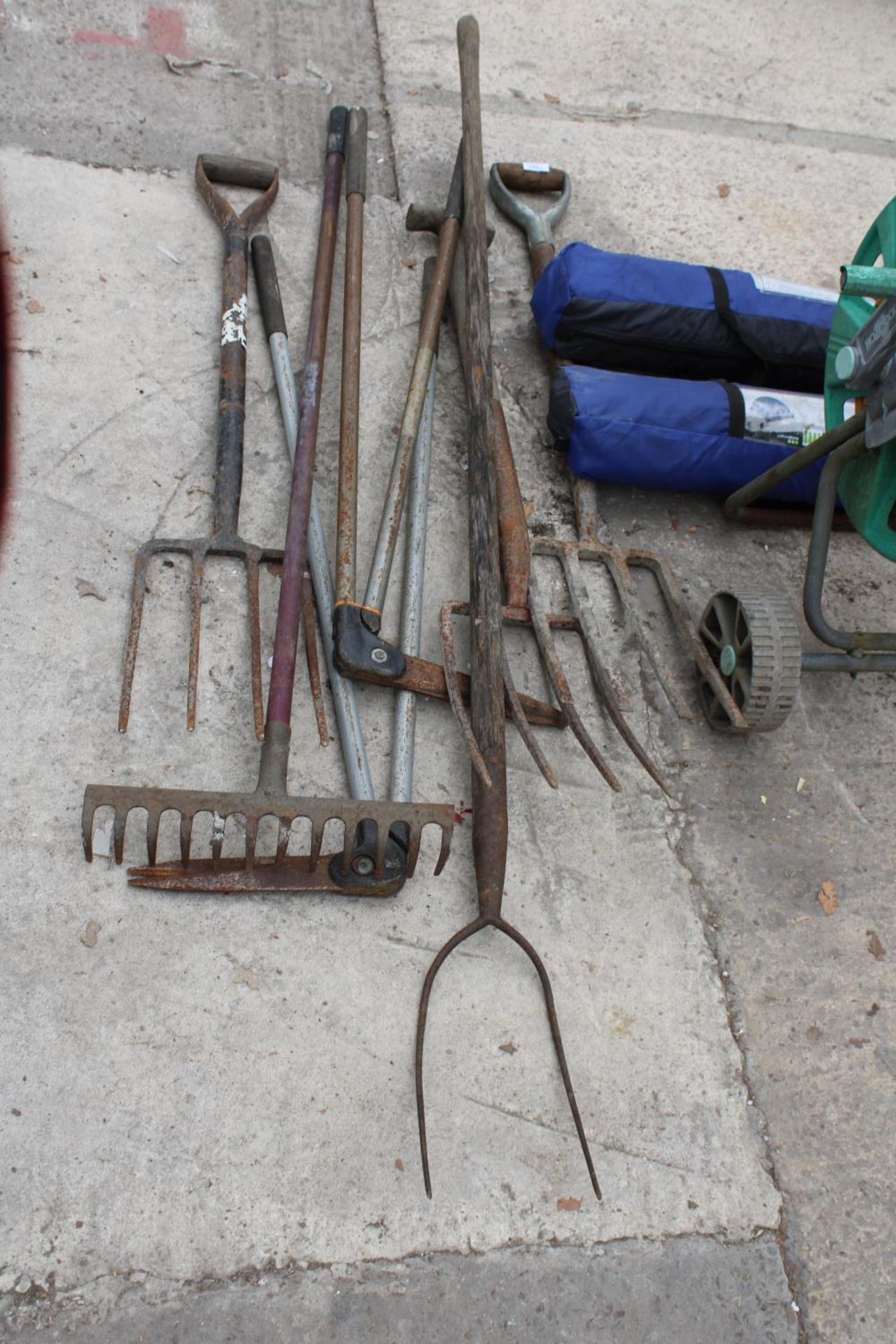 AN ASSORTMENT OF GARDEN ITEMS TO INCLUDE TENTS, FORKS AND A HOSE REEL ETC - Image 3 of 3