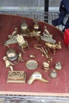 AN ASSORTMENT OF HEAVY BRASS FIGURES TO INCLUDE A ROCKING CHAIR, BELLS, ANIMALS AND A TRINKET BOX