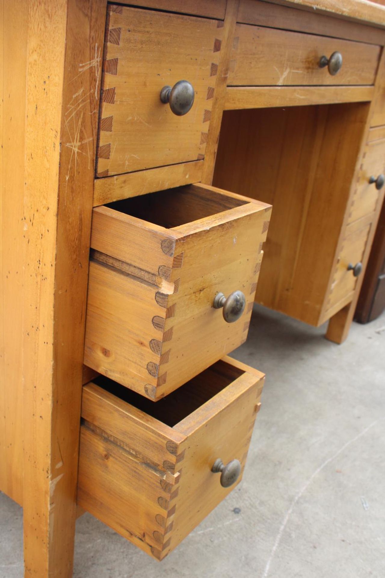 A MODERN HARDWOOD TWIN-PEDESTAL DESK WITH BRASS KNOBS, 47" X 20" - Bild 3 aus 4