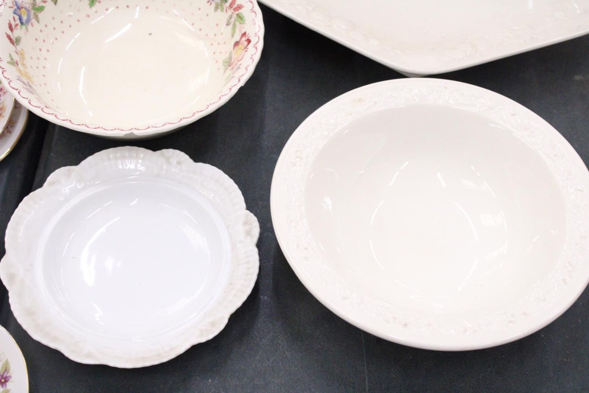THREE LARGE PIECES OF ROYAL WORCESTER TO INCLUDE A SERVING DISH, SERVING PATE AND BOWL, ETC - Image 4 of 4
