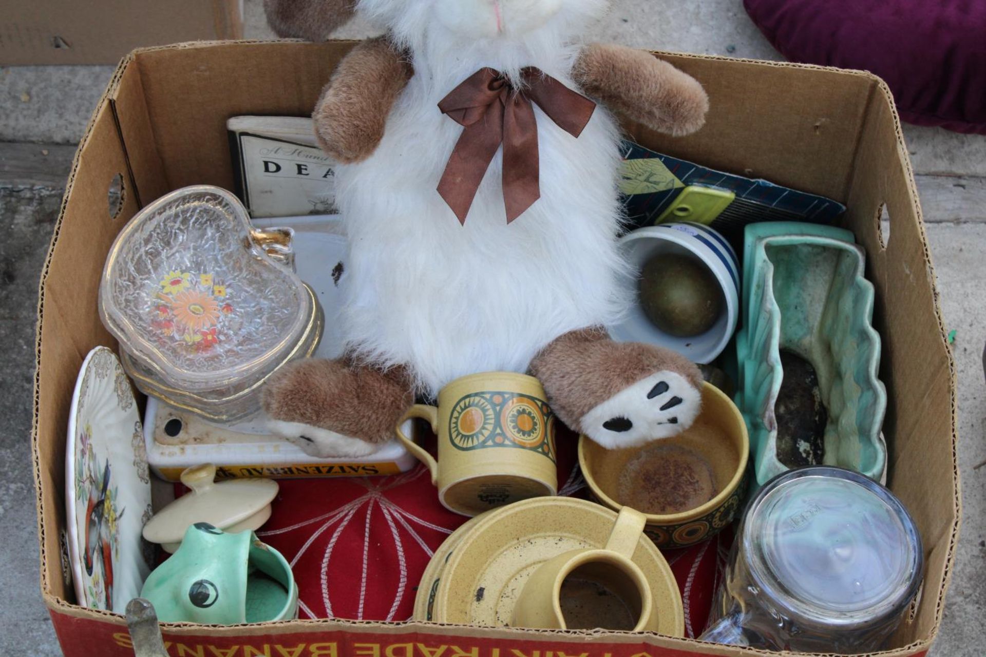 AN ASSORTMENT OF ITEMS TO INCLUDE CERAMICS, SCALES AND HORSE BRASSES ETC - Image 4 of 4