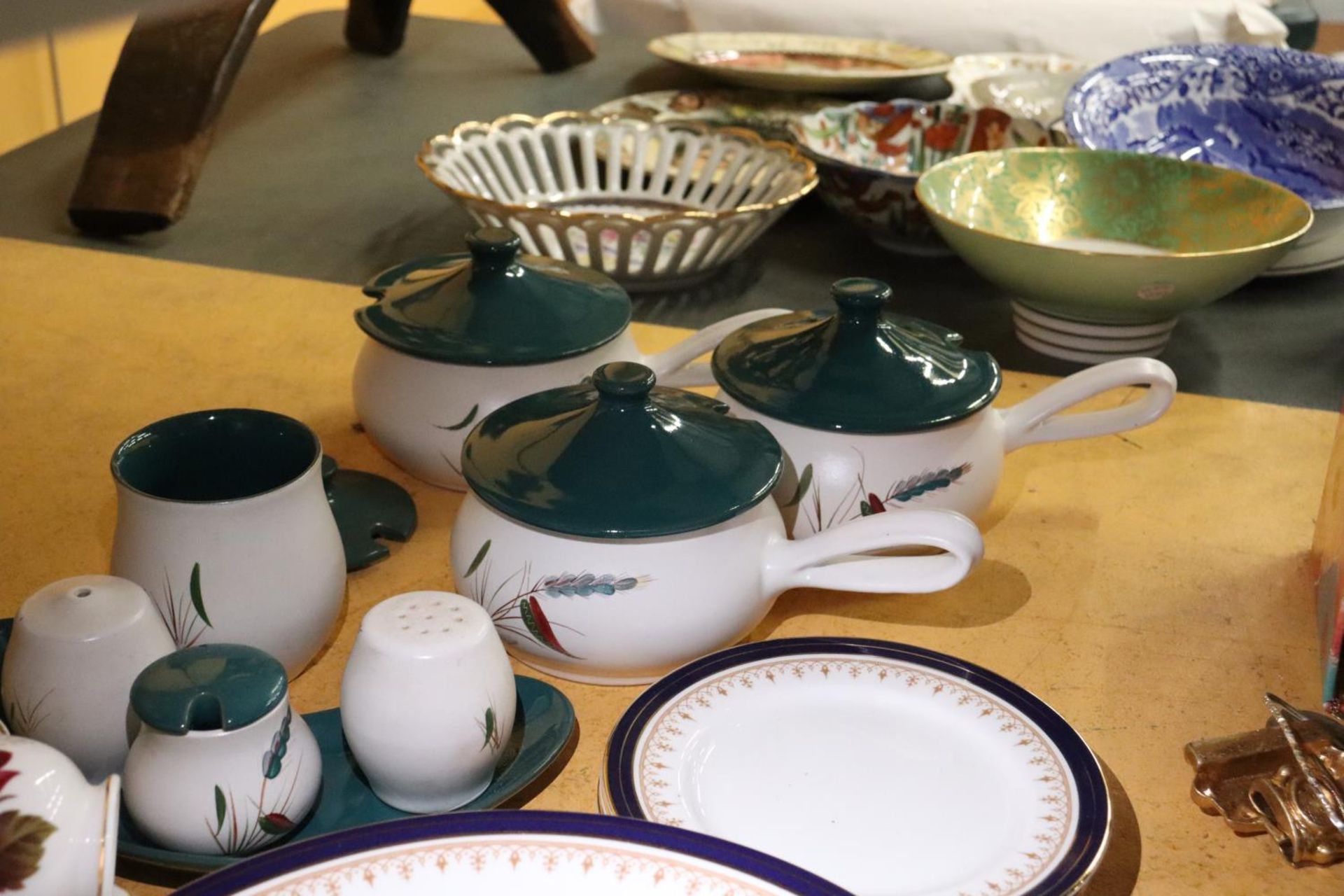 A QUANTITY OF DINNER AND TEAWARE TO INCLUDE DENBY LIDDED SOUP BOWLS AND A CRUET SET, DUCHESS CUPS, - Image 4 of 4