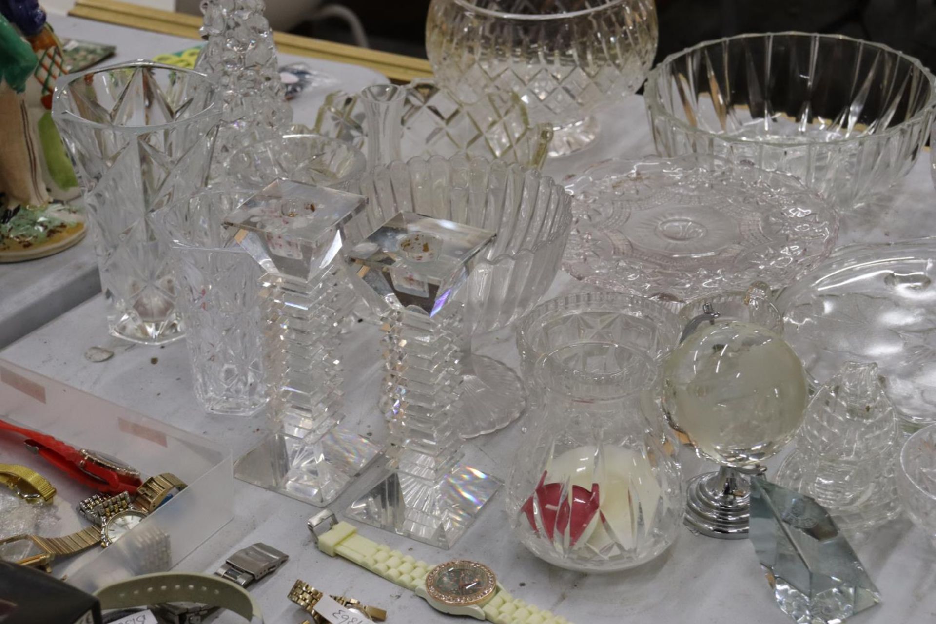 A LARGE QUANTITY OF GLASSWARE TO INCLUDE LARGE BOWLS, VASES, CANDLESTICKS, A GLOBE, ETC - Image 4 of 6