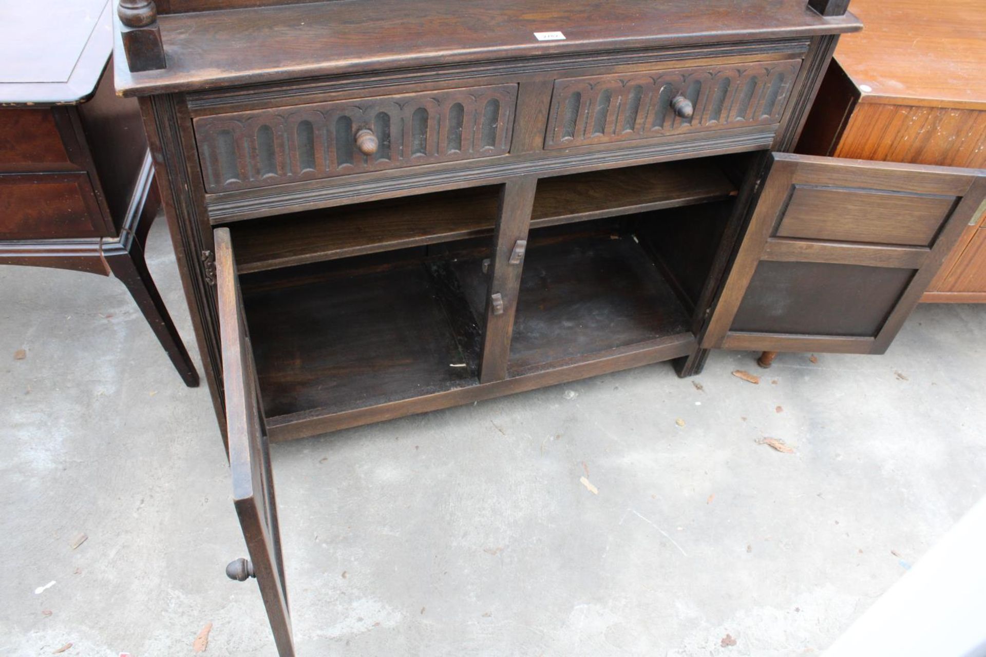 AN OAK JACOBEAN STYLE COURT CUPBOARD WITH GLAZED AND LEADED UPPER PORTION, 54" WIDE - Image 5 of 6